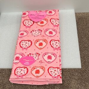 Betsey Johnson set of 2 pink floral heart kitchen towels 18” x 28” NWT